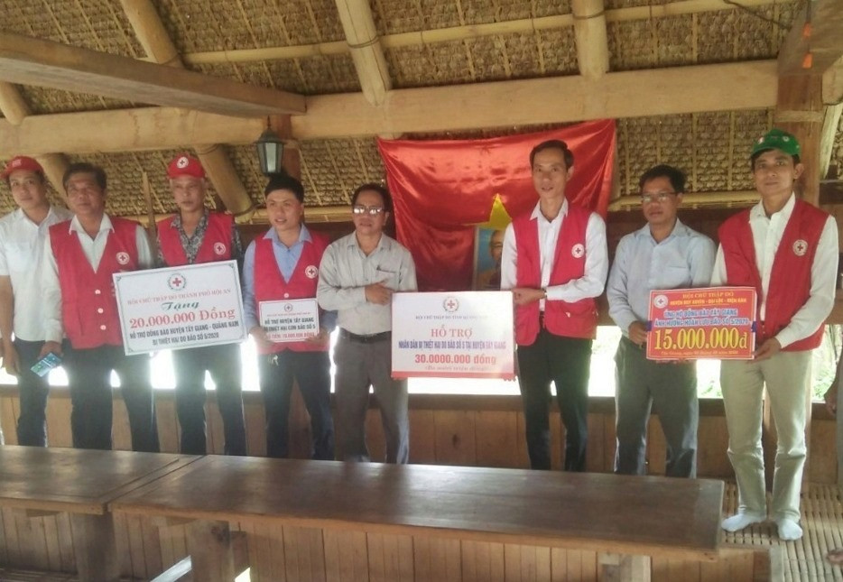 Hội Chữ thập đỏ tỉnh và hội chữ thập đỏ các địa phương hỗ trợ người dân Tây Giang. Ảnh: P.C.R.