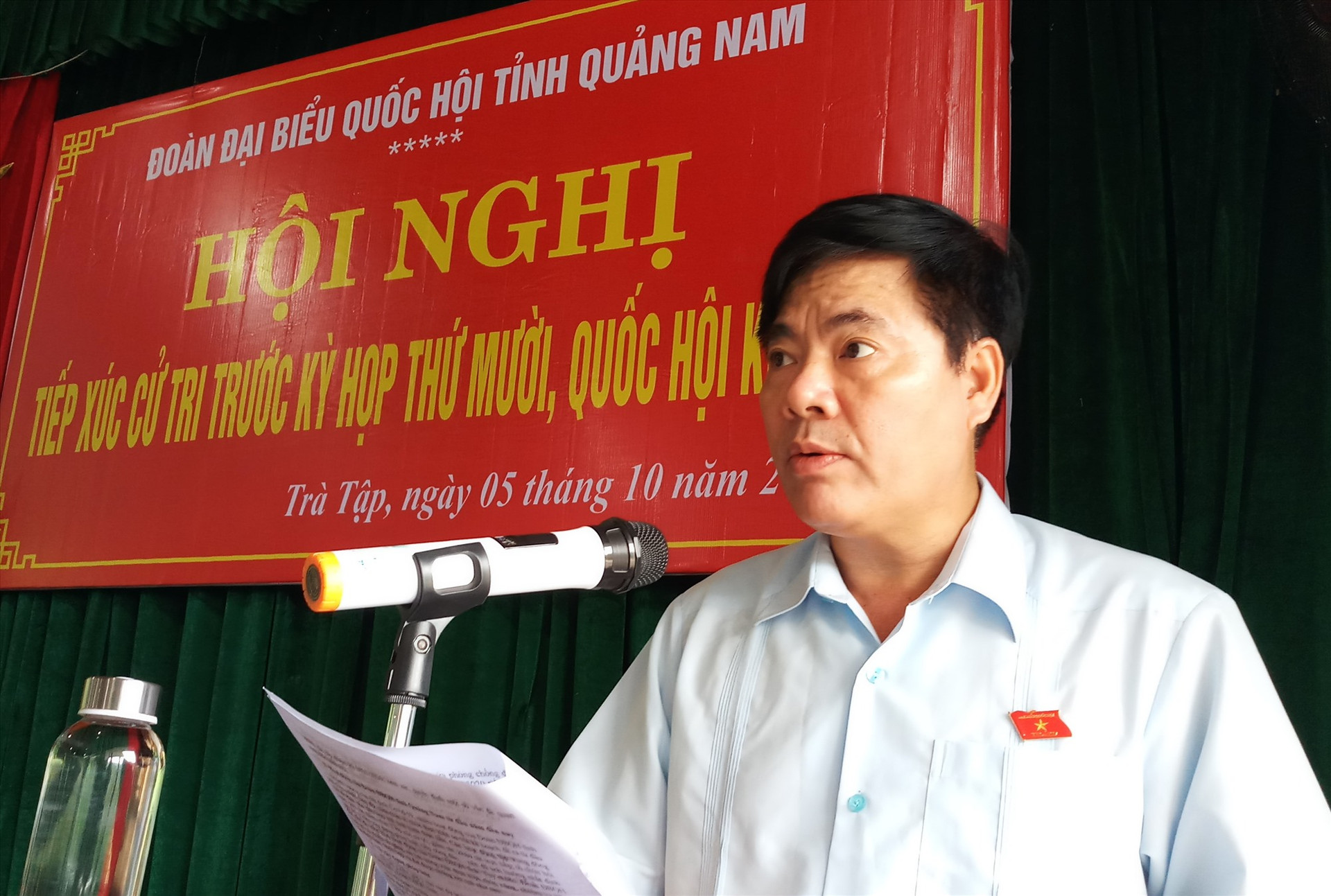 Đại biểu Nguyễn Quang Dũng thông tin một số nội dung trước Kỳ họp lần thứ 10 đến với cử tri Nam Trà My. Ảnh: A.N