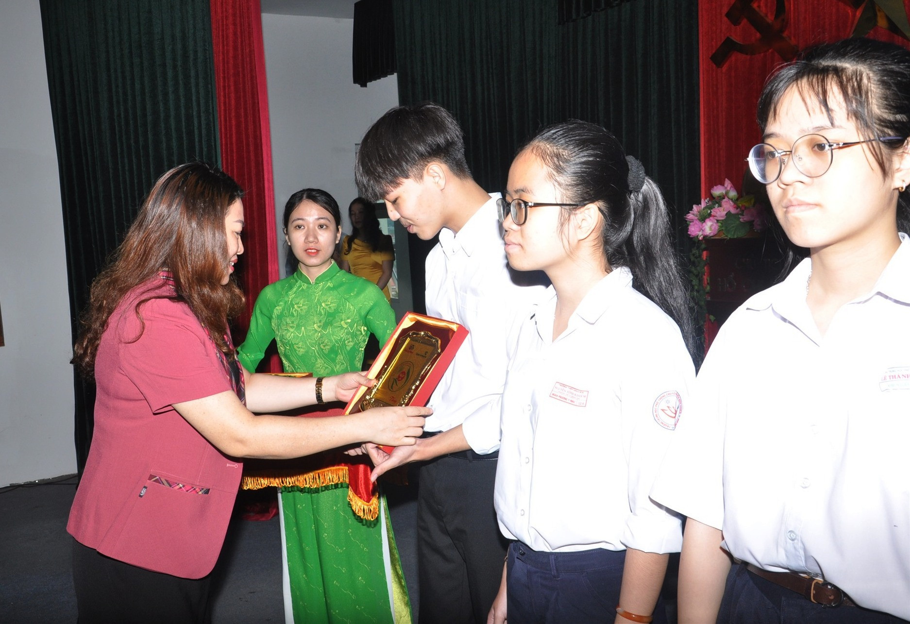 Trưởng Ban Tuyên giáo Tỉnh ủy Nguyễn Thị Thu Lan trao thưởng cho các cá nhân. Ảnh: X.P
