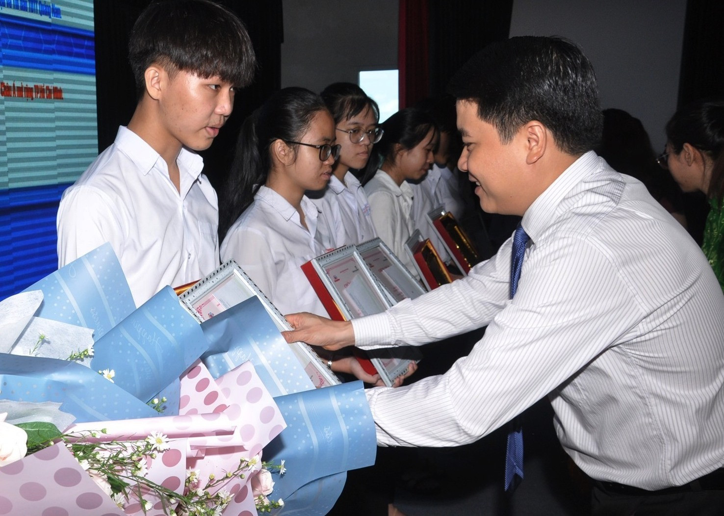 Phó Chủ tịch UBND tỉnh Trần Văn Tân trao thưởng cho những gương mặt xuất sắc. Ảnh: X.P