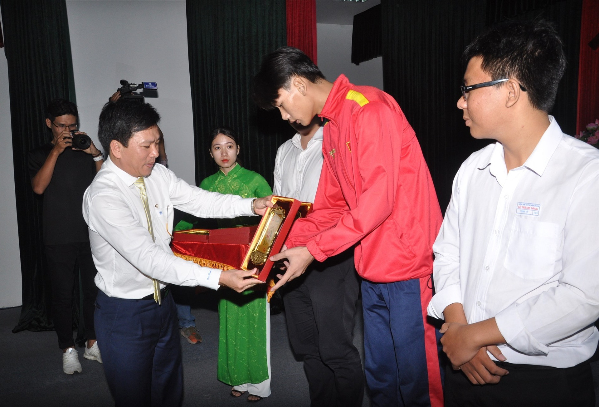 Giám đốc Vietcombank Quảng Nam Võ Văn Đức cho vận động viên Hoàng Thanh Long. Ảnh: X.P