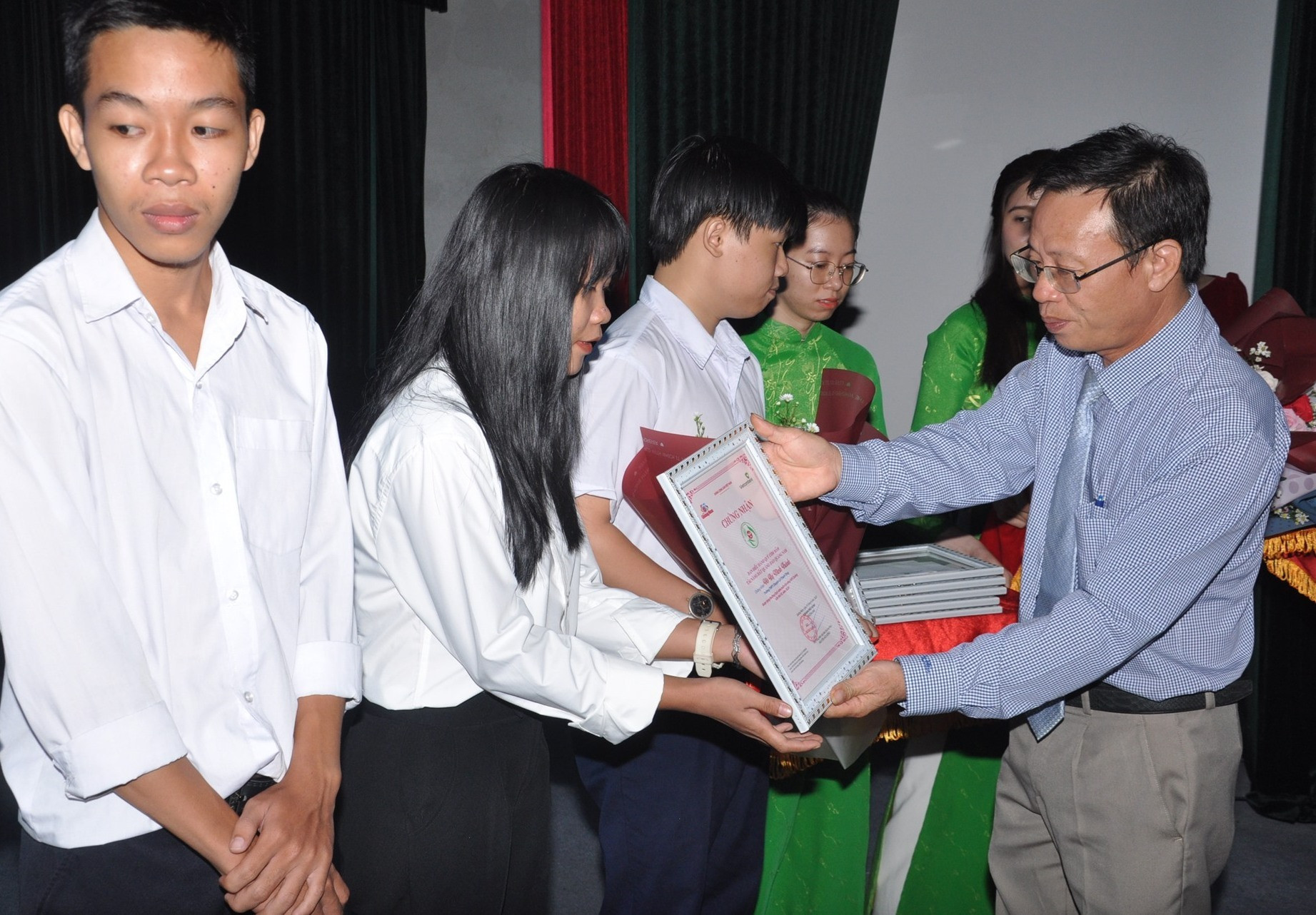 Tổng Biên tập Báo Quảng Nam Lê Văn Nhi trao tặng thưởng ươm mầm cho các tài năng. Ảnh: X.P