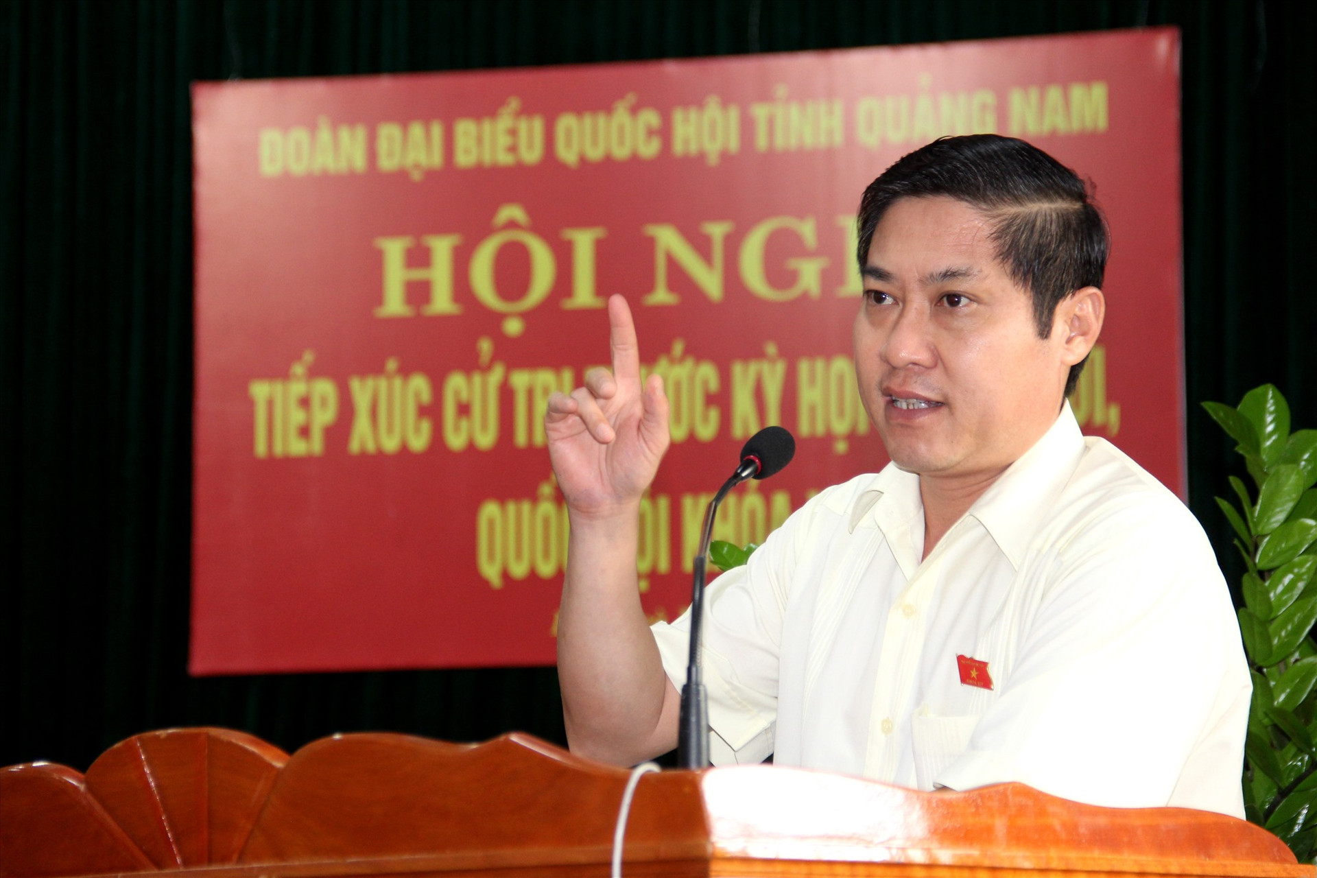 Ông Phan Thái Bình - Phó Trưởng đoàn ĐBQH tỉnh phát biểu tại buổi tiếp xúc cử tri. Ảnh: A.N