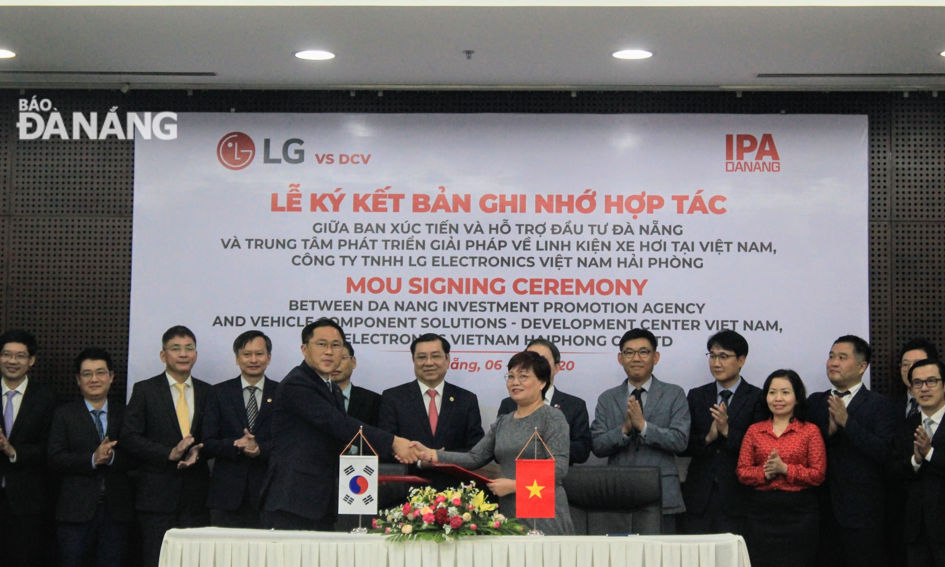 Đại diện Trung tâm Phát triển giải pháp về linh kiện xe hơi tại Việt Nam và Ban Xúc tiến và Hỗ trợ đầu tư ký kết biên bản ghi nhớ hợp tác. Ảnh: KHANG NINH