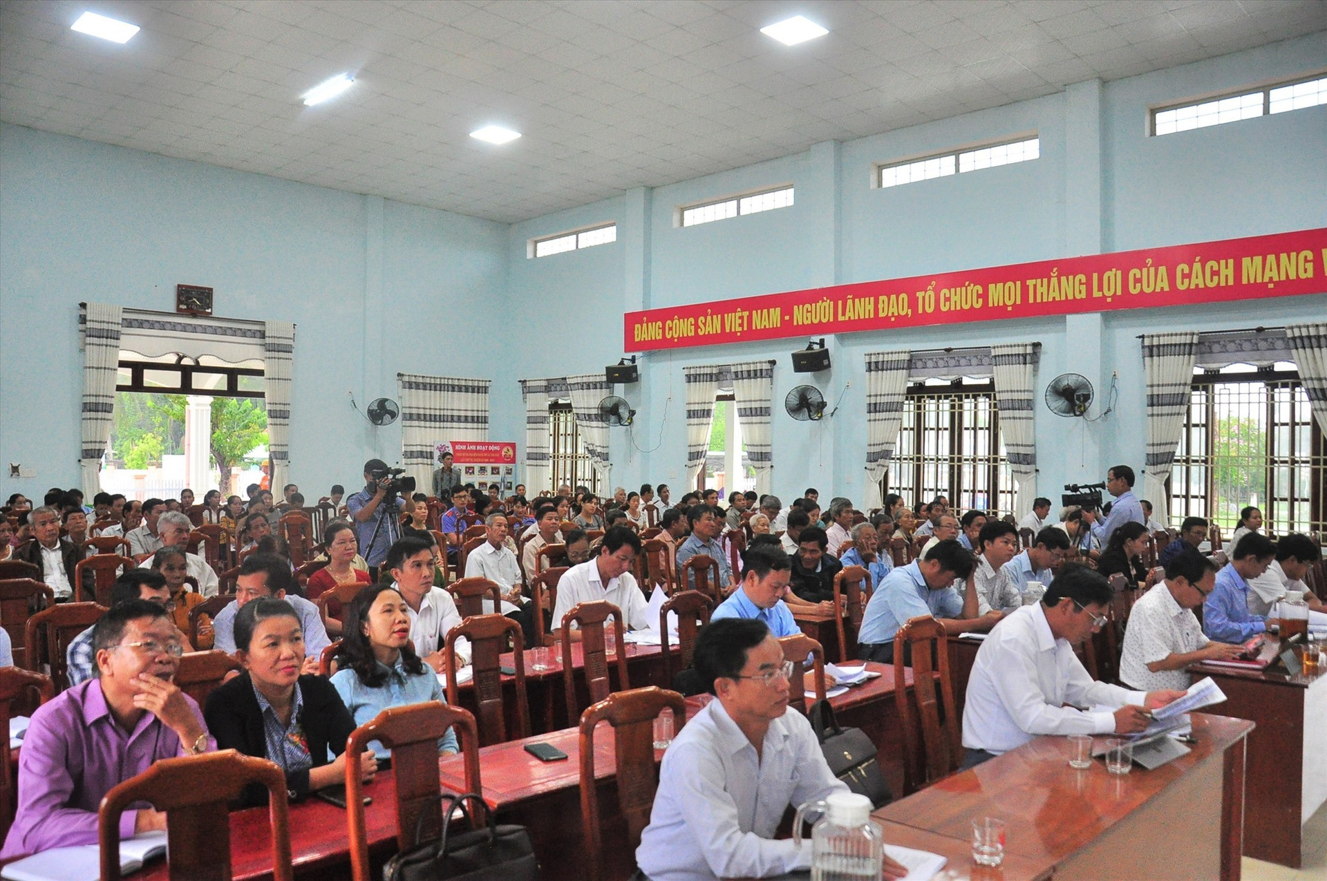 Cử tri huyện Phú Ninh tham dự buổi tiếp xúc cử tri. Ảnh: VINH ANH