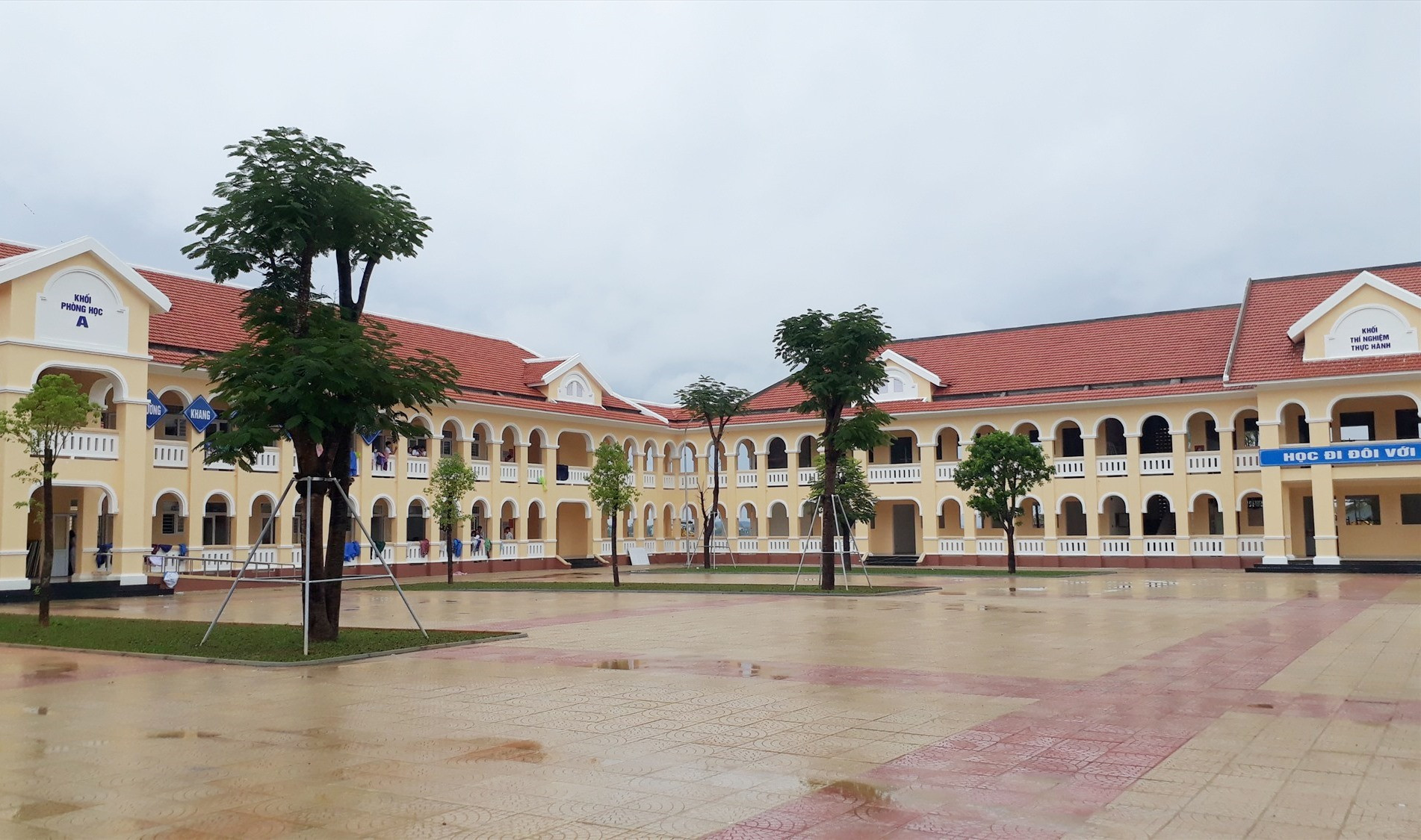 Một góc Trường THPT Nguyễn Huệ. Ảnh: X.P