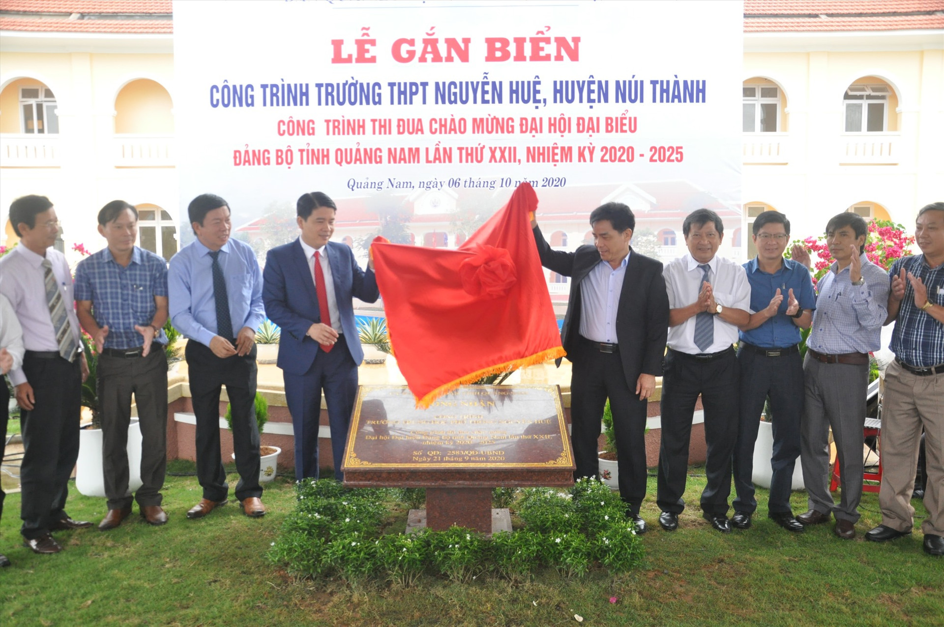 Các đồng chí lãnh đạo tỉnh gắn biển công trình Trường THPT Nguyễn Huệ. Ảnh:X.P
