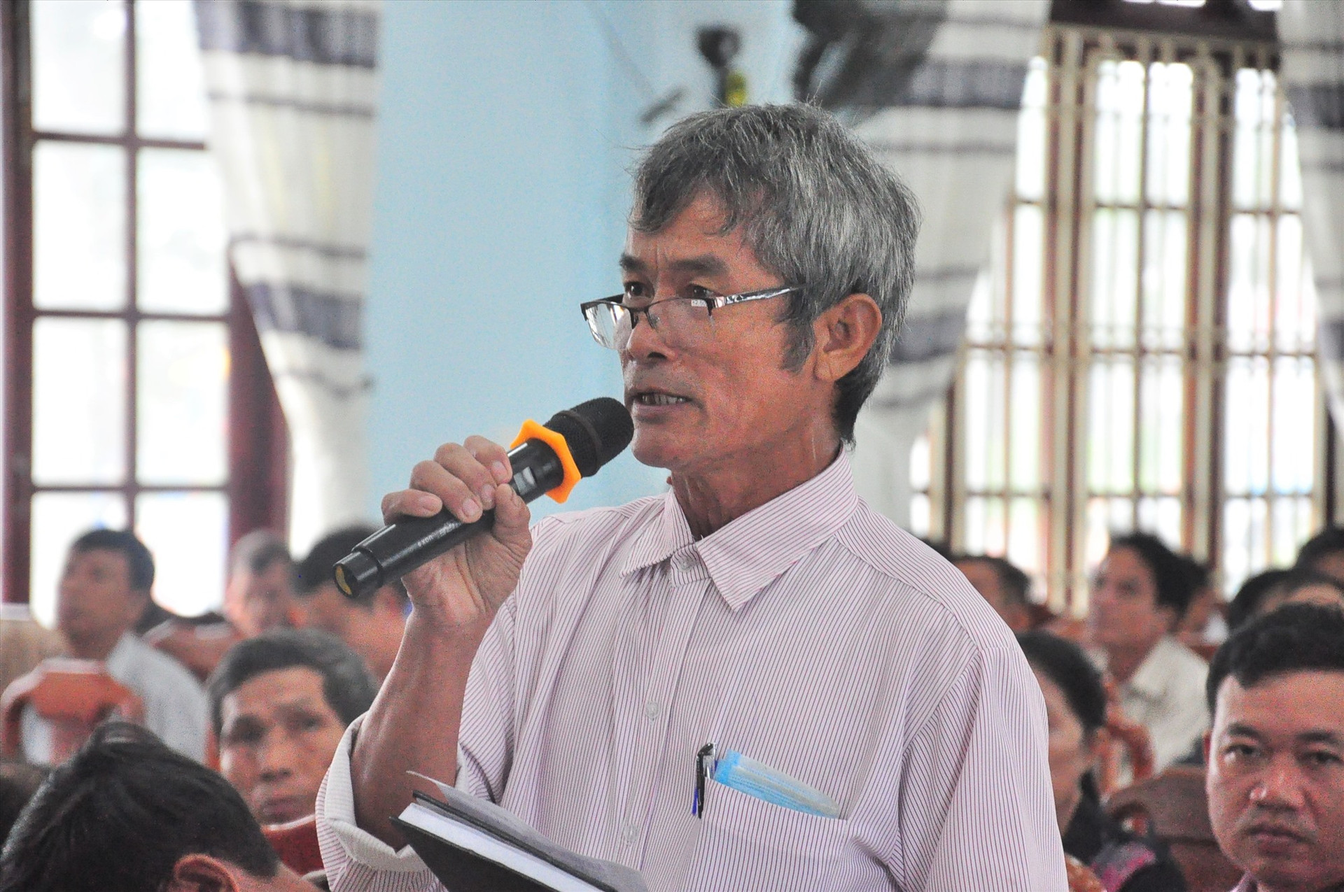 Cử tri xã Tam Dân, huyện Phú Ninh phát biểu tại buổi tiếp xúc cử tri. Ảnh: VINH ANH