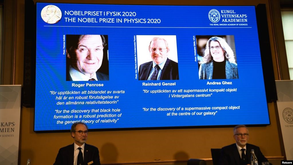Các chủ nhân giải Nobel Vật lý 2020 xuất hiện trên màn hình. Ảnh: Reuters