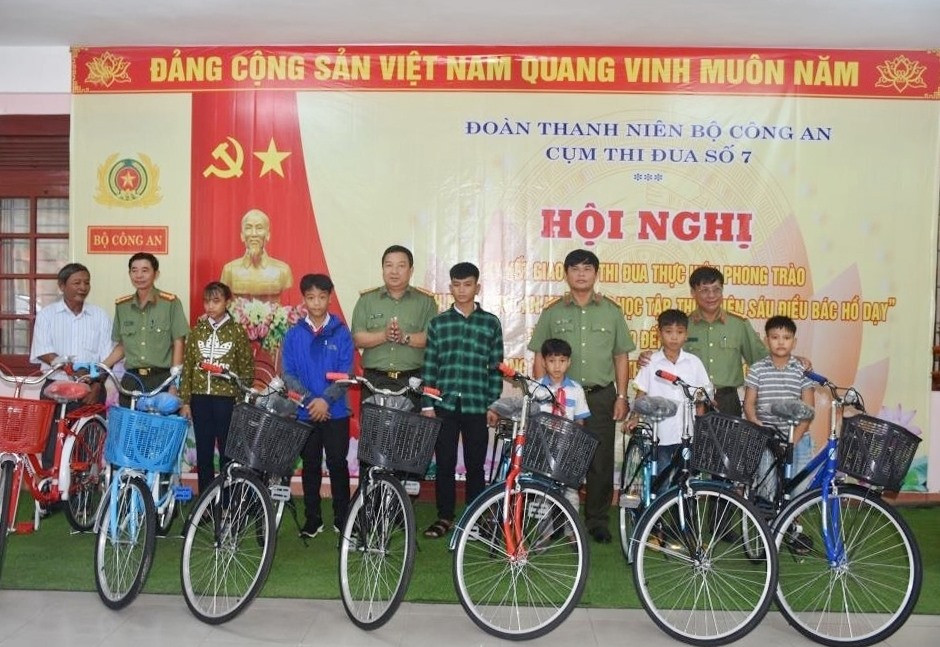 Tặng 7 xe đạp cho các học sinh có hoàn cảnh khó khăn tại Bắc Trà My. Ảnh: M.T