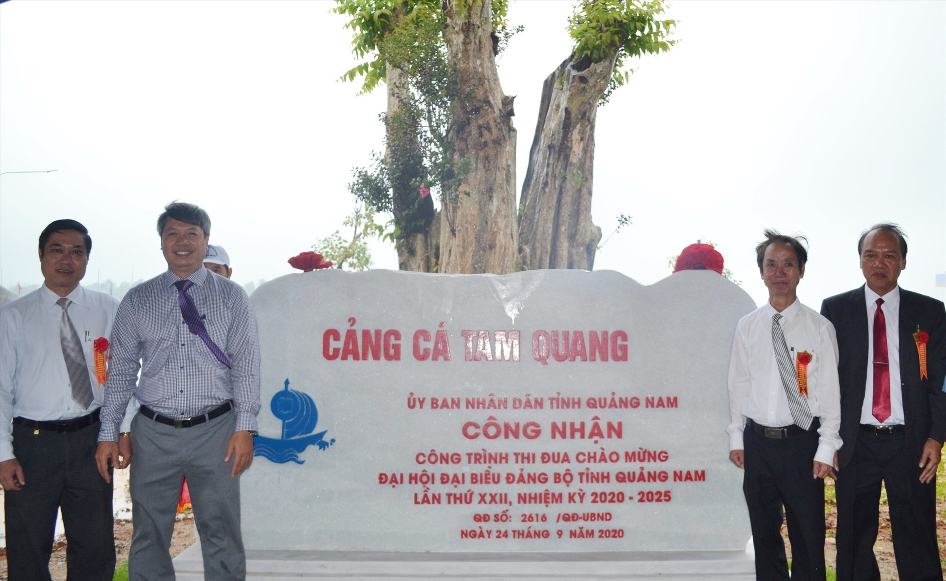 Cảng cá Tam Quang được gắn biển công trình thi đua chào mừng Đại hội Đảng bộ tỉnh lần thứ XXII. Ảnh: VIỆT NGUYỄN