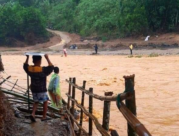 Nước lũ đang tiếp tục dâng cao gây cô lập cục bộ tại một số điểm dân cư huyện Tây Giang. Ảnh: Đ.N