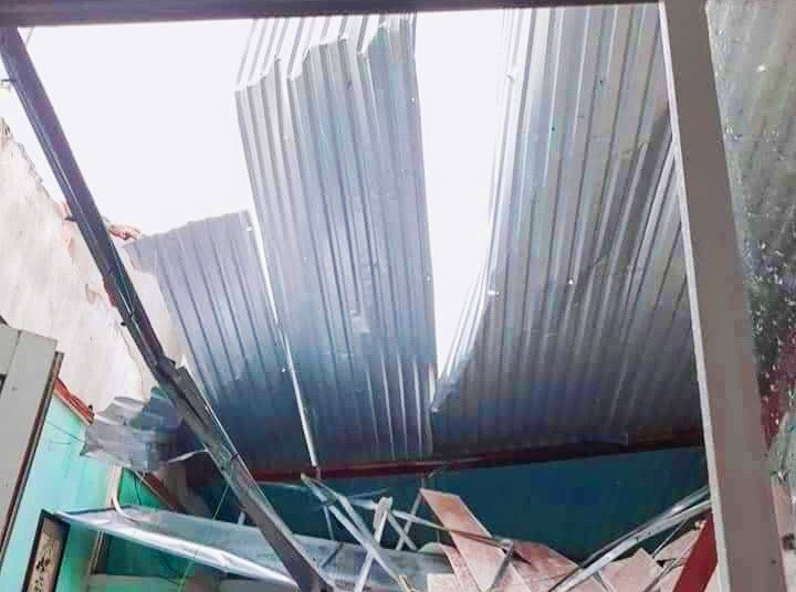 Một nhà dân xã Tam Thanh bị lốc xoáy gây tốc mái.