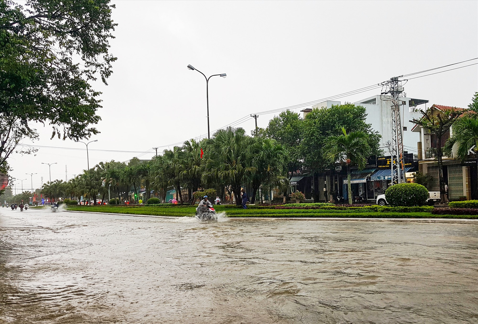 Nhiều đoạn của đường Hùng Vương bị ngập toàn bộ, nước ngập từ 0,2 đến 0.4m.