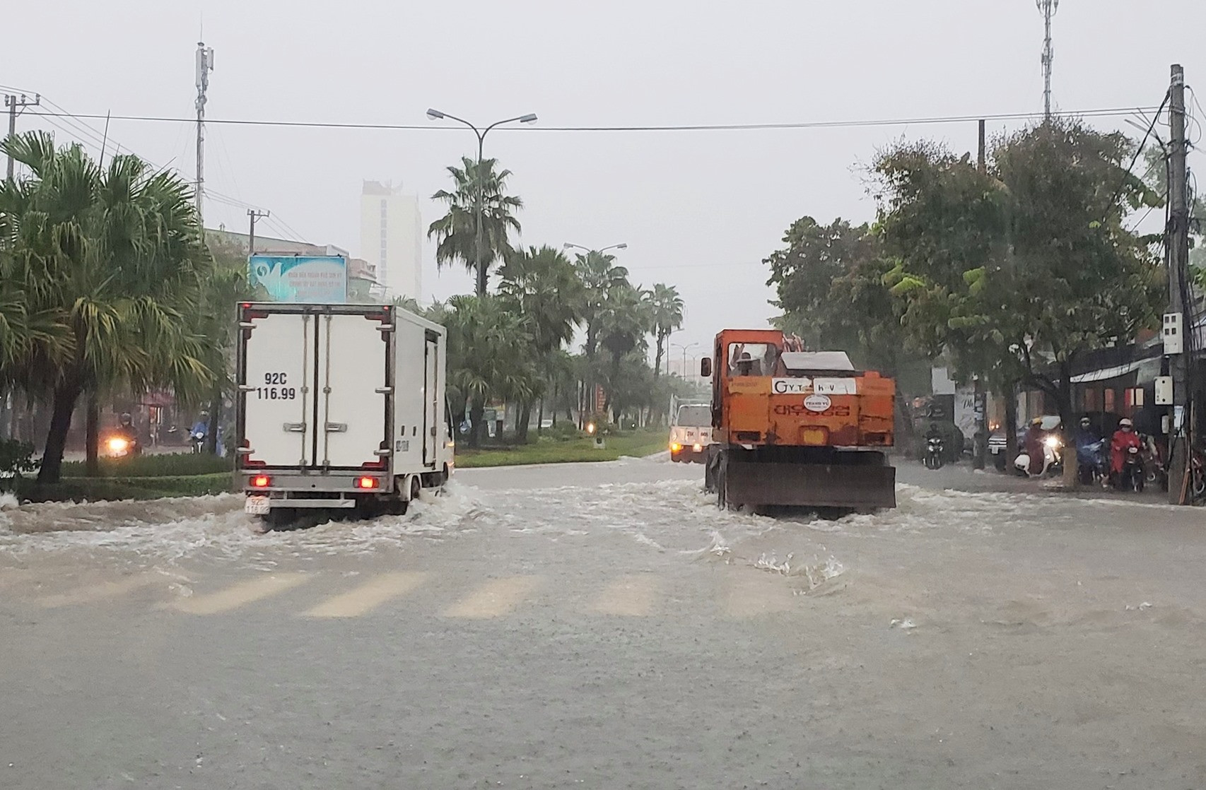 Nhiều đường tại TP.Tam Kỳ bị ngập do mưa lớn. Ảnh: P.V