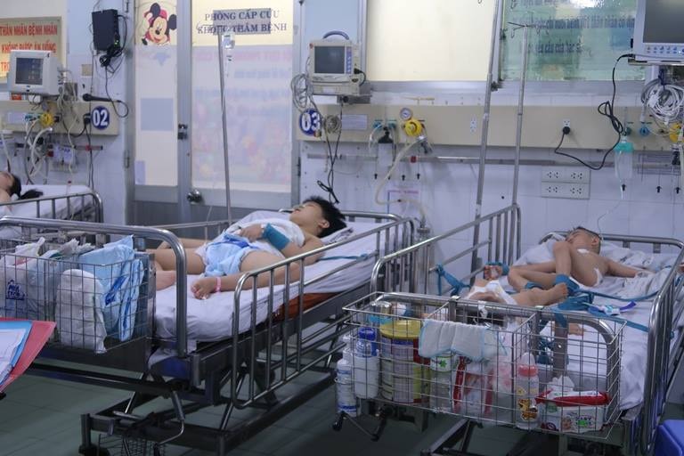 Nhiều phụ huynh vẫn còn chủ quan trong việc phát hiện và chăm sóc trẻ mắc bệnh tay chân miệng.
