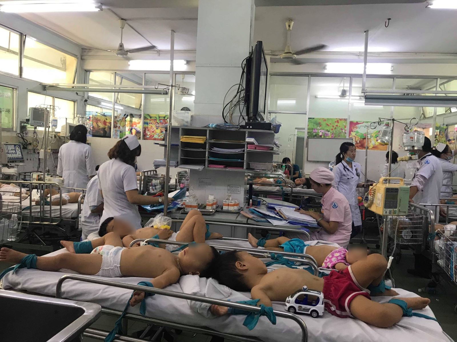 Trẻ nhập viện do mắc bệnh tay chân miệng đang gia tăng, dự kiến thời gian tới bệnh sẽ tiếp tục tăng thêm và sẽ có nhiều ca nặng.