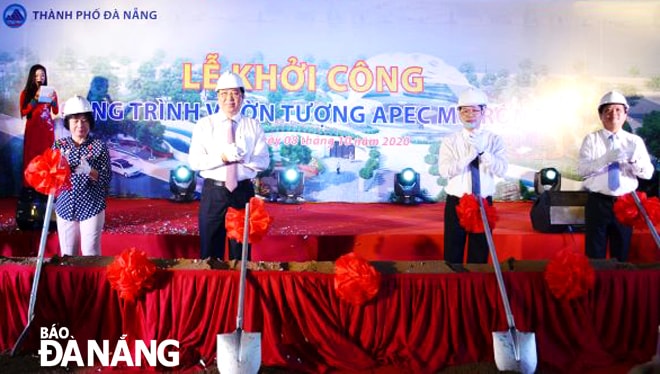 Phó Bí thư Thường trực Thành ủy Nguyễn Văn Quảng (thứ 2 từ phải sang), Chủ tịch UBND thành phố Huỳnh Đức Thơ (thứ 3 từ phải sang) thực hiện nghi lễ khởi công. Ảnh: THU HÀ