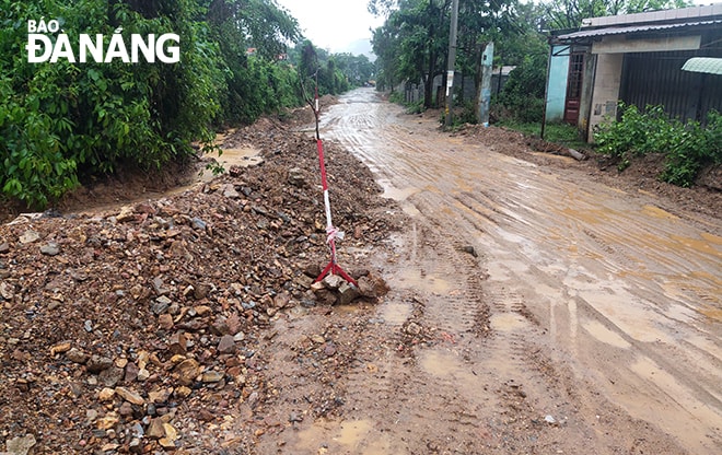 Ngoài ra, một số khu vực trên đường DDT601 thuộc xã Hòa Liên cũng xảy ra tình trạng đất đá trôi, gây ảnh hưởng đến giao thông của người dân. Ảnh: VĂN HOÀNG