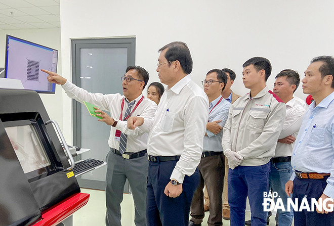 Chủ tịch UBND thành phố Huỳnh Đức Thơ thăm và kiểm tra tiến độ đầu tư dự án Công nghệ cao SMT sáng ngày 8-10. Ảnh: NAM PHƯƠNG