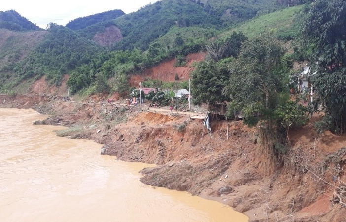 Sạt lở tái diễn ở huyện Tây Giang, Nam Trà My, nhiều hộ dân được di dời, sơ tán đến nơi an toàn.