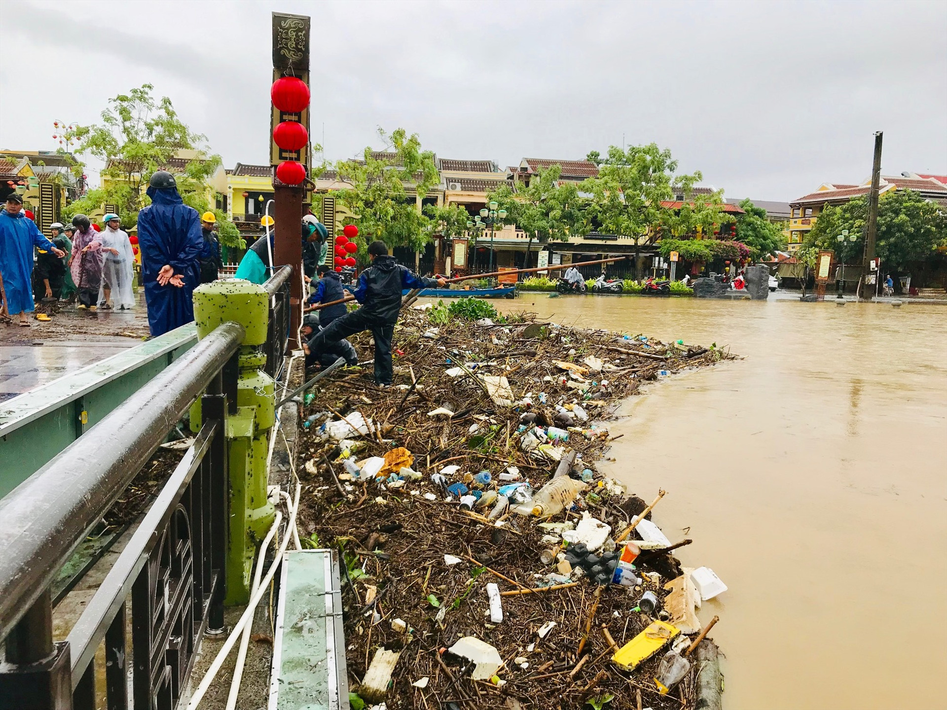 Nước lũ mang theo một lượng lớn rác thải làm tắc nghẽn dòng chảy sông Hoài tại khu vực cầu An Hội. Ảnh: Q.T