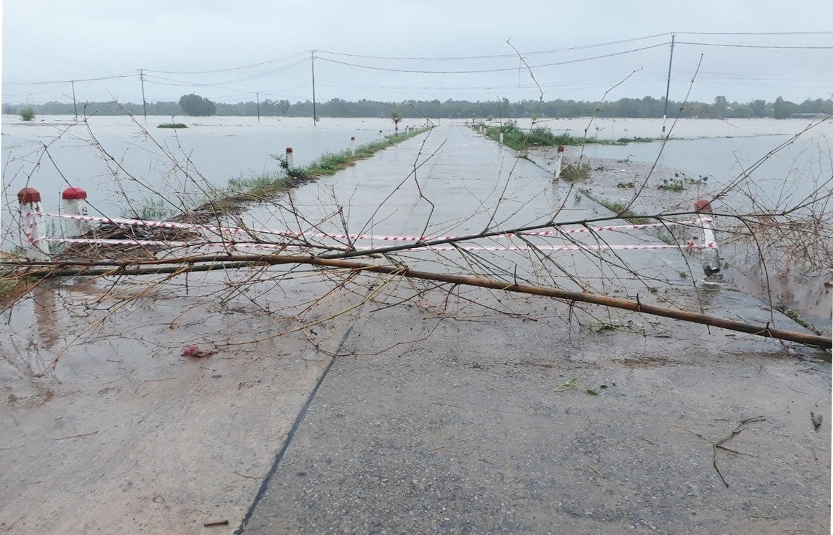 Đường ĐT615 từ xã Tam Đàn xuống xã Tam Thăng (Tam Kỳ) ngập sâu, được người dân rào chắn cảnh báo nguy hiểm. Ảnh: CTV