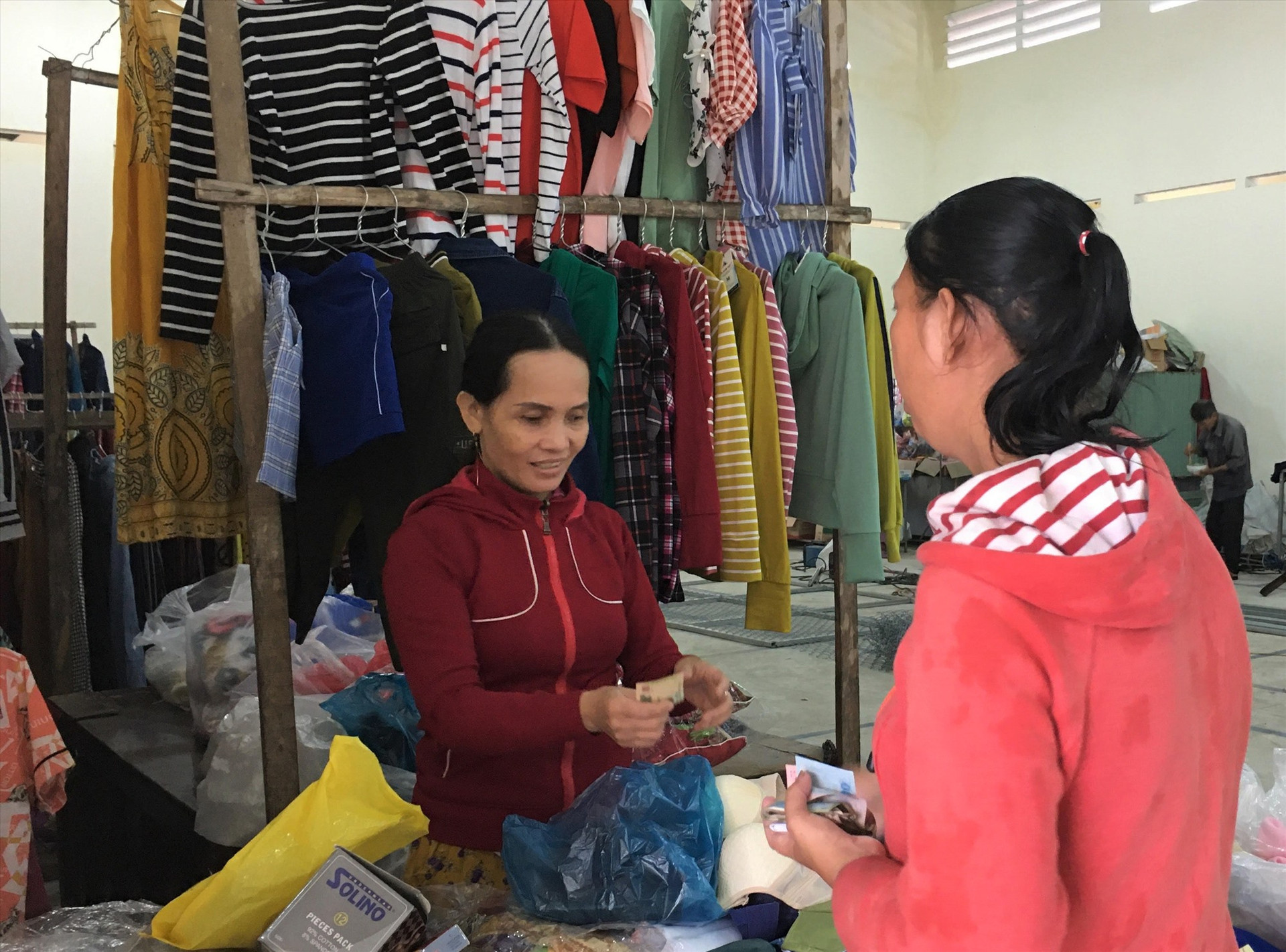 Một hộ tiểu thương buôn bán quần áo vừa chuyển qua khu chợ mới Phú Thịnh. Ảnh: HẢI CHÂU
