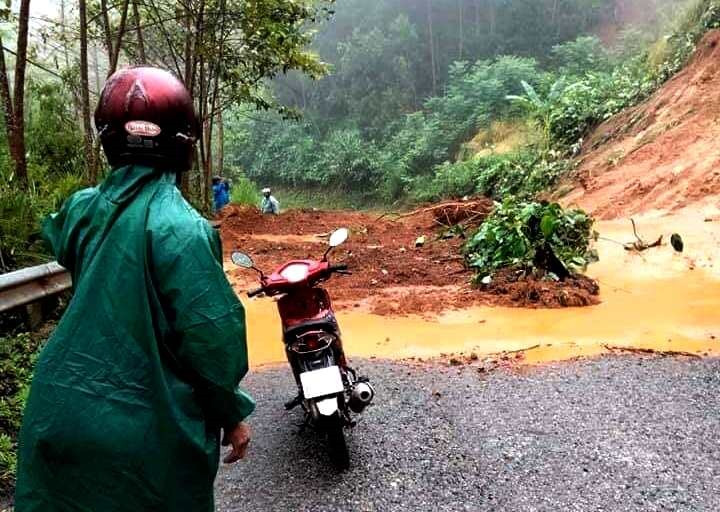 Nhiều tuyến đường lên huyện Nam Giang bị sạt lở. Ảnh: V.A