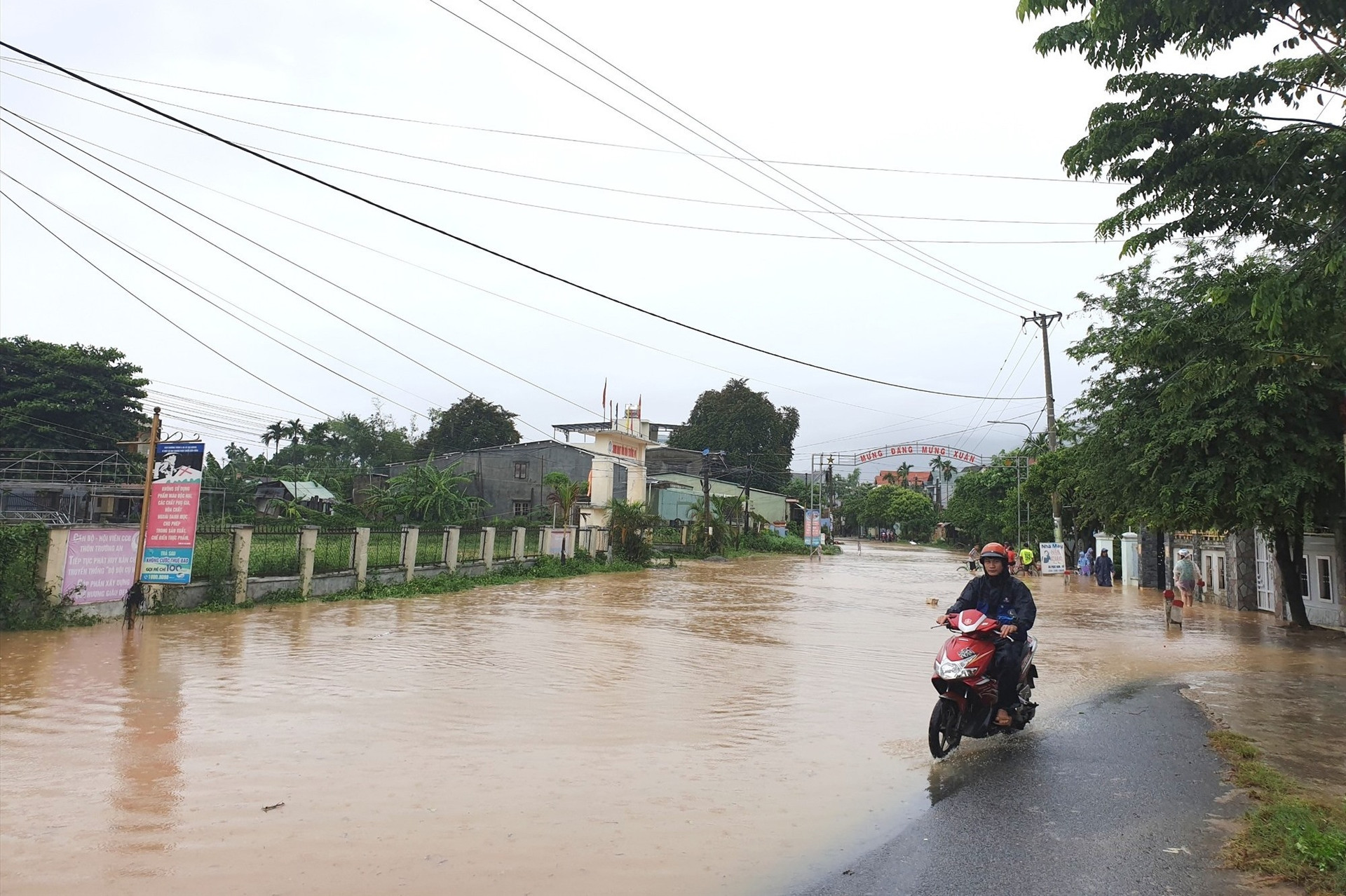 Nước lũ gây ngập trên tuyến đường ĐT609, đoạn qua xã Đại Quang (Đại Lộc). Ảnh: CT