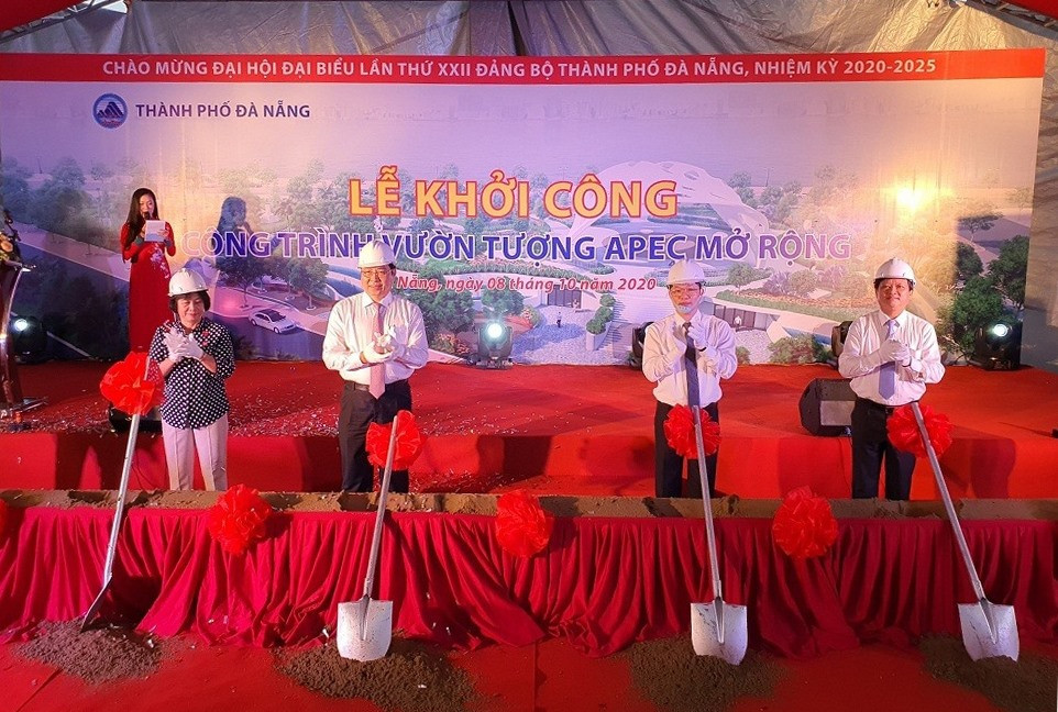 Lãnh đạo thành phố Đà Nẵn khởi công dự án mở rộng Công viên APEC. Ảnh: Xuân Lan