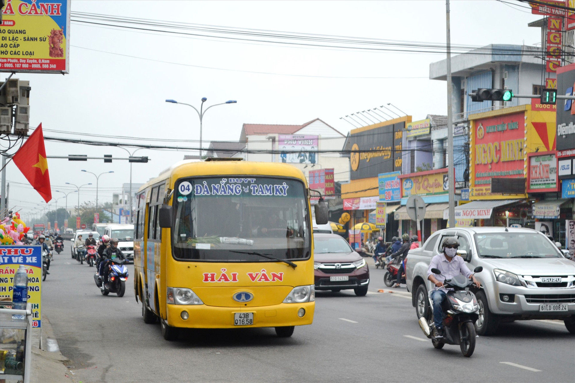 Xe buýt liên tỉnh liền kề Quảng Nam-Đà Nẵng và ngược lại không chỉ đơn thuần giải quyết nhu cầu đi lại của nhân dân. Ảnh: CT