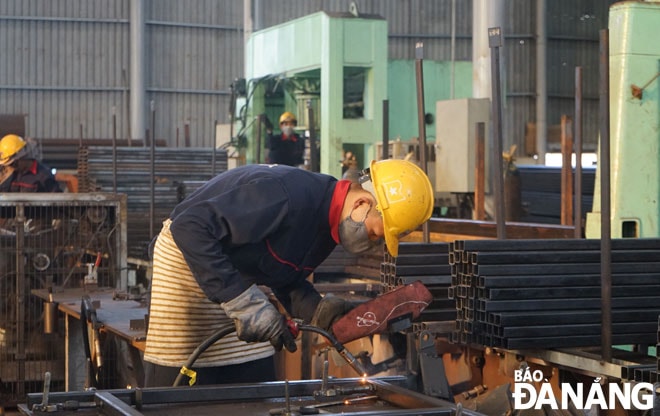 Việc hỗ trợ doanh nghiệp nghiên cứu đổi mới công nghệ đã góp phần hình thành doanh nghiệp khoa học và công nghệ. TRONG ẢNH: Công nhân đang làm việc tại Công ty CP Cơ khí Hà Giang Phước Tường. Ảnh: PHONG LAN
