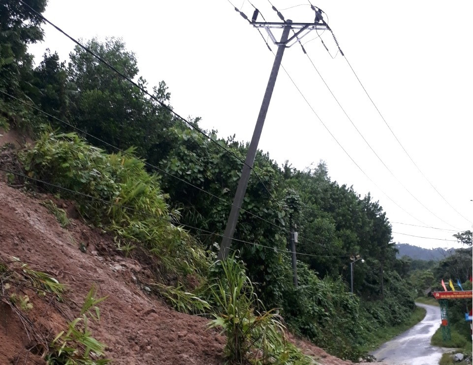 Cột điện nhánh rẽ tại xã Zuôi bị nghiêng do sạt lở, làm gián đoạn cấp điện cho khách hàng. Ảnh: ĐLNG