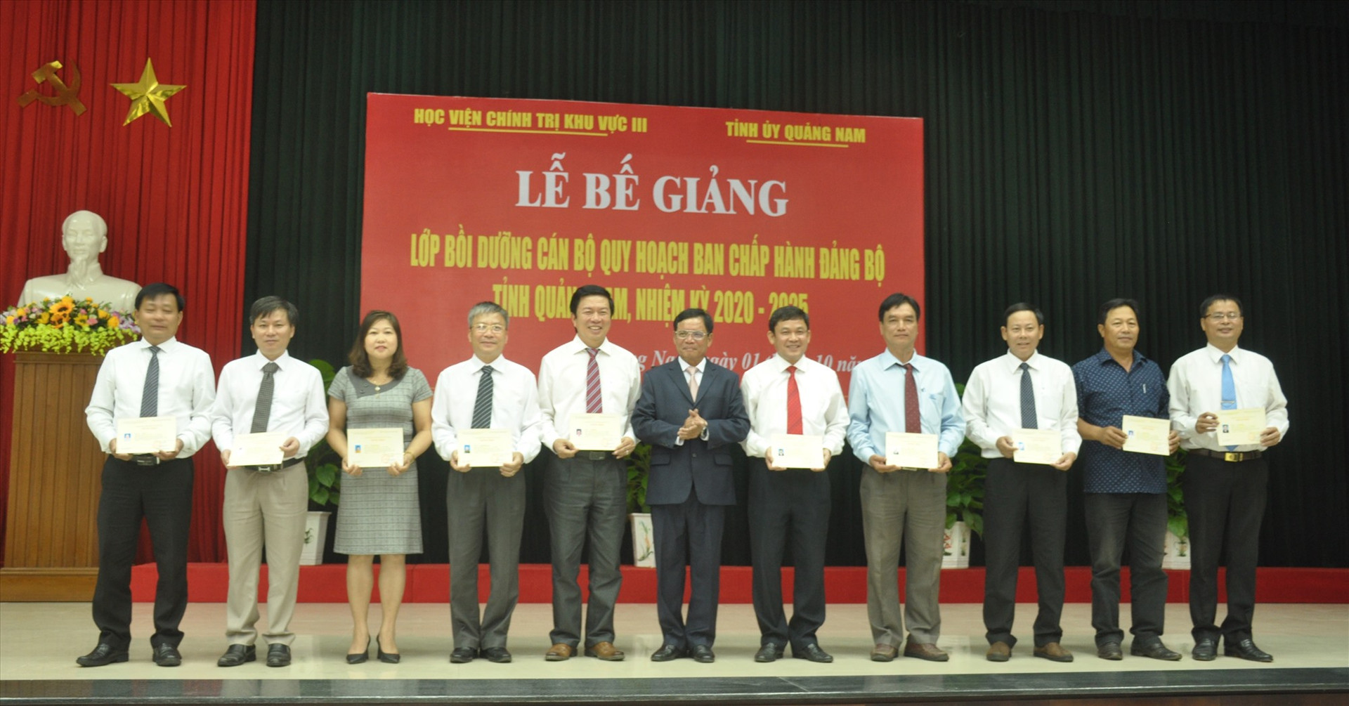 Lãnh đạo Học viện Chính trị khu vực III Đà Nẵng trao chứng nhận cho học viên hoàn thành khóa bồi dưỡng cán bộ quy hoạch Ban Chấp hành Đảng bộ tỉnh nhiệm kỳ 2020 - 2025. Ảnh: N.Đ