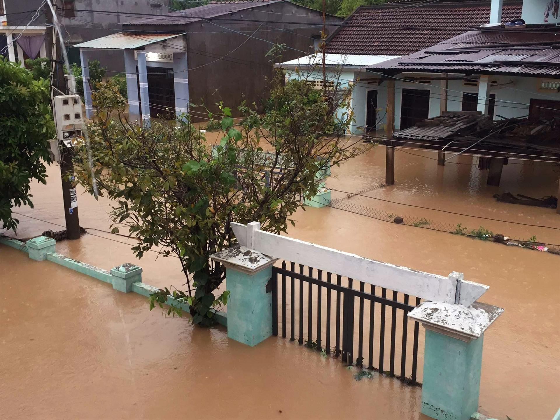 Nhiều tuyến giao thông liên thôn, liên xã ở Đại Lộc bị ngập lụt. Ảnh: L.T