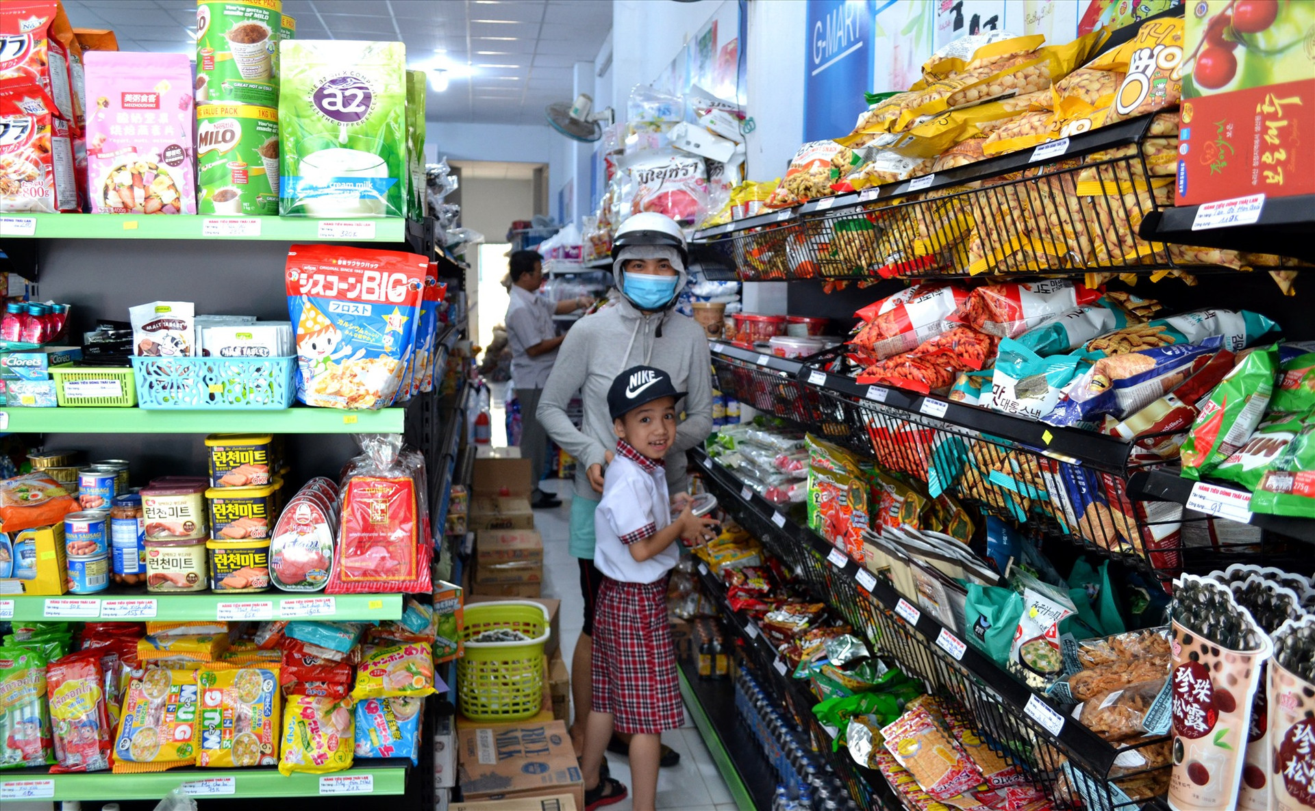 Người dân mua sắm hàng hóa ở siêu thị mini trên địa bàn huyện Thăng Bình. Ảnh: VIỆT QUANG