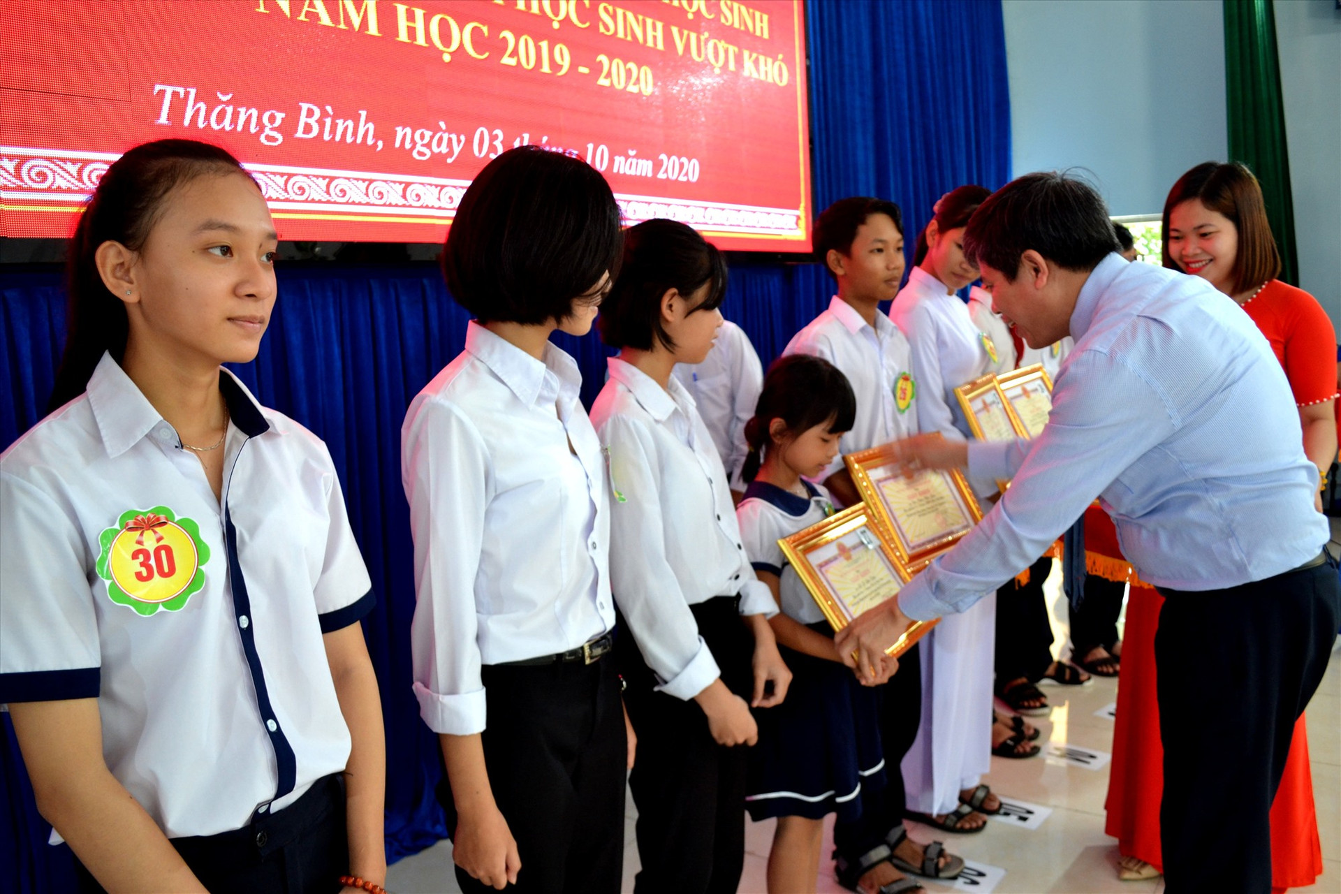 Ông Võ Văn Hùng - Chủ tịch UBND huyện Thăng Bình biểu dương, khen thưởng học sinh đoạt giải tại các cuộc thi cấp quốc gia, tỉnh, huyện trong năm học 2019 - 2020. Ảnh: VIỆT NGUYỄN