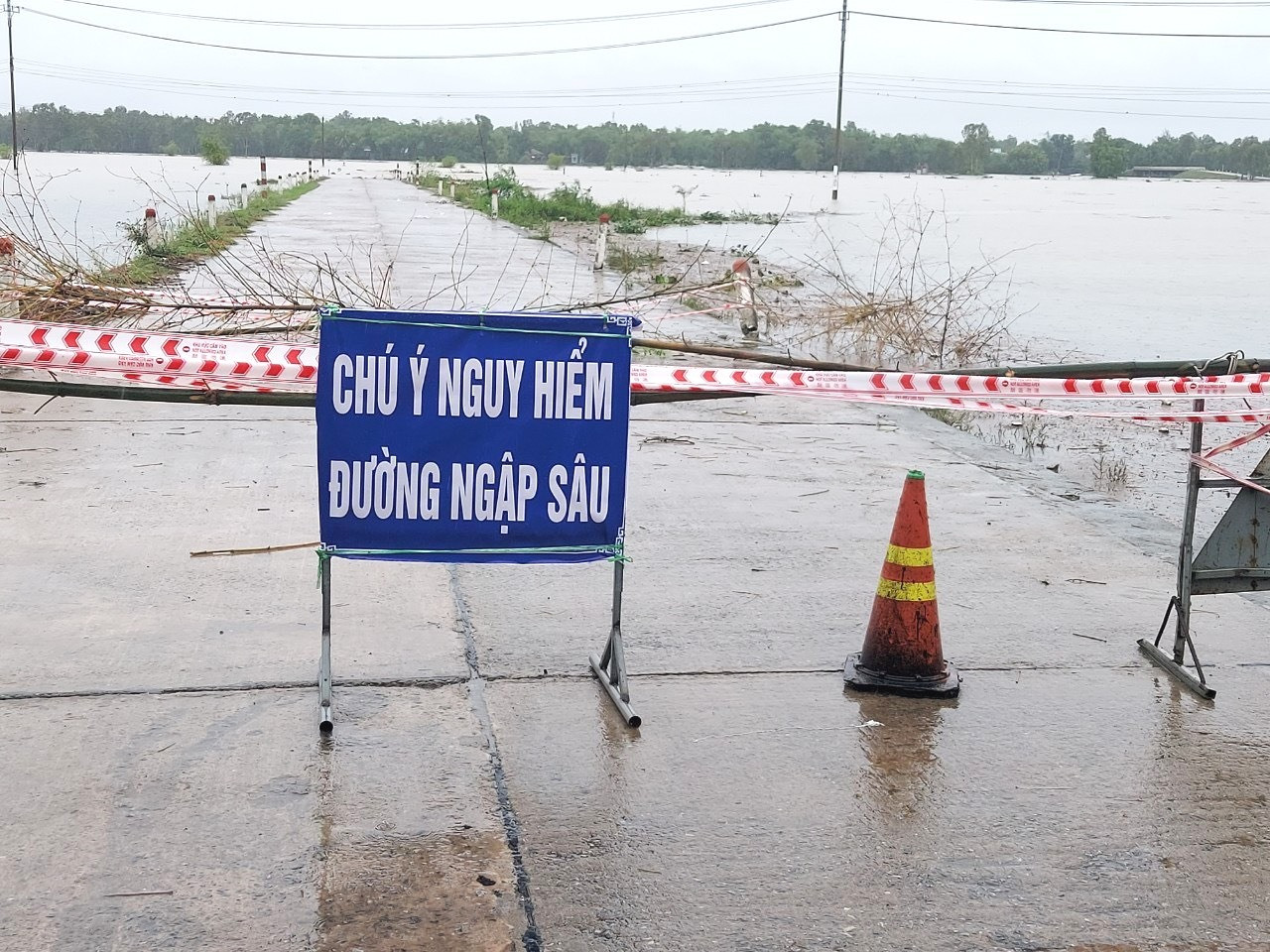 Nước còn ngập sâu trên tuyến ĐT615 qua địa bàn xã Tam Thăng (Tam Kỳ). Ảnh: CT