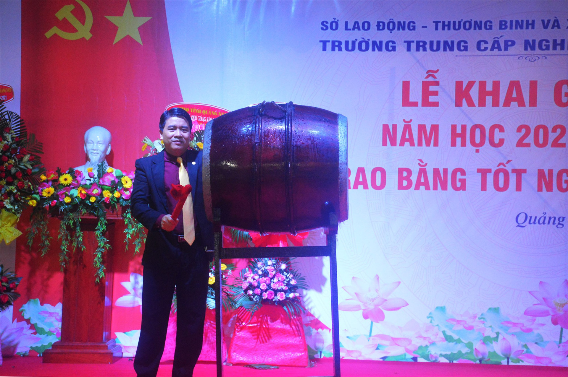Phó Chủ tịch UBND tỉnh Trần Văn Tân đánh trống khai giảng năm học mới. Ảnh: Q.T