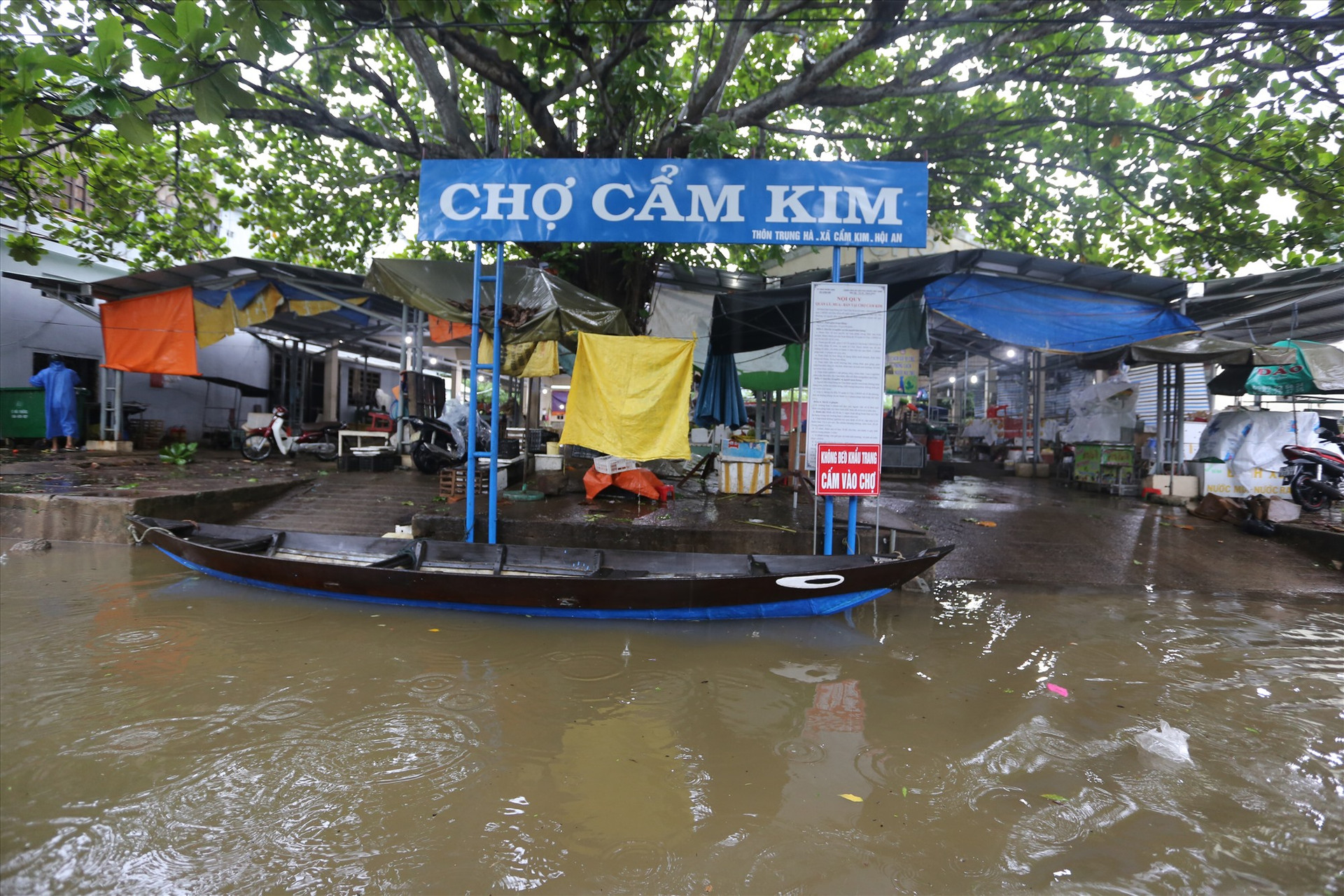 Sáng 8/10, chợ Cẩm Kim, TP Hội An nằm ven sông Thu Bồn bị nước lũ bủa vây nên ngừng hoạt động, tiểu thương đưa hàng lên cao hoặc đưa về nhà tránh lũ.