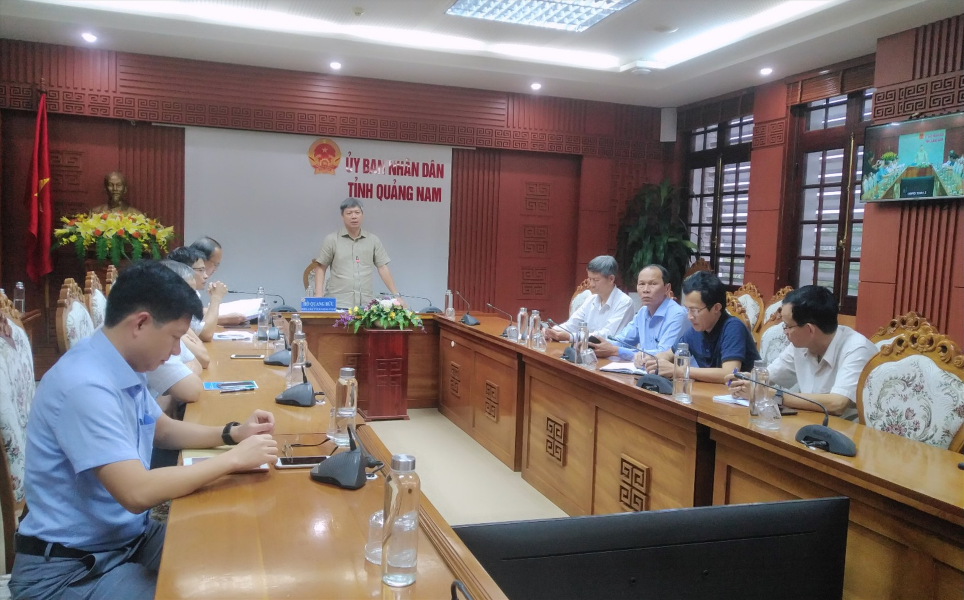 Phó Chủ tịch UBND tỉnh Hồ Quang Bửu chủ trì cuộc họp trực tuyến với các địa phương về ứng phó với mưa lũ. Ảnh: M.L