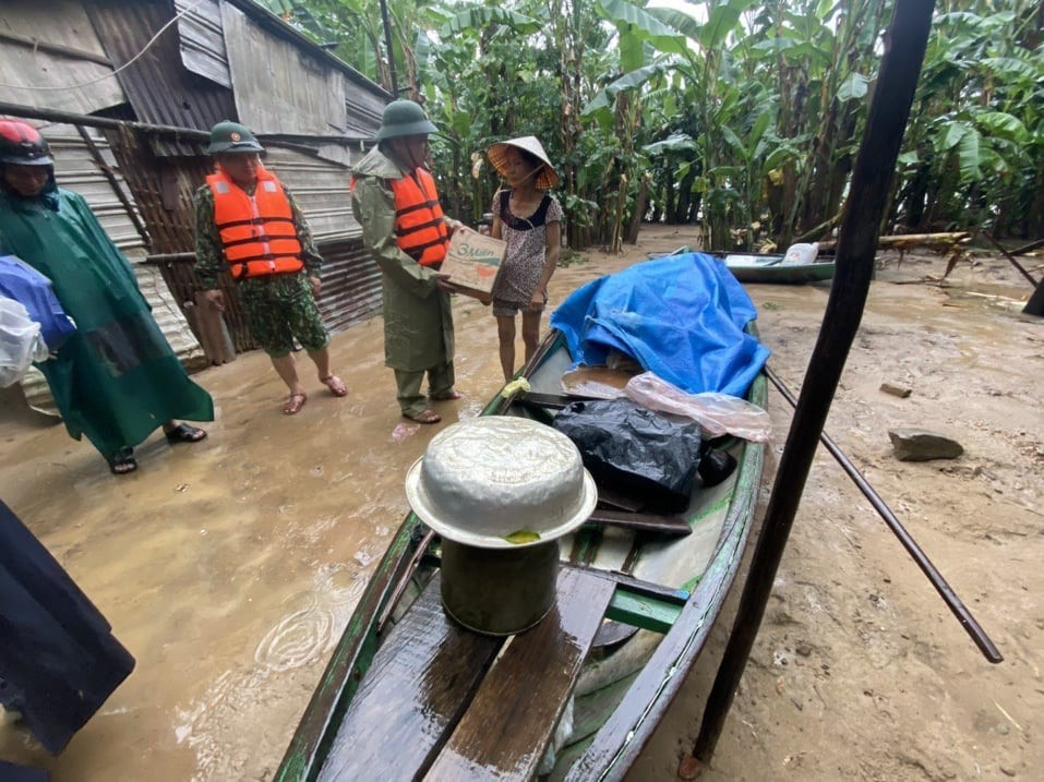 Ban CHQS huyện Đại Lộc tặng quà cho nhân dân bị ngập lụt.