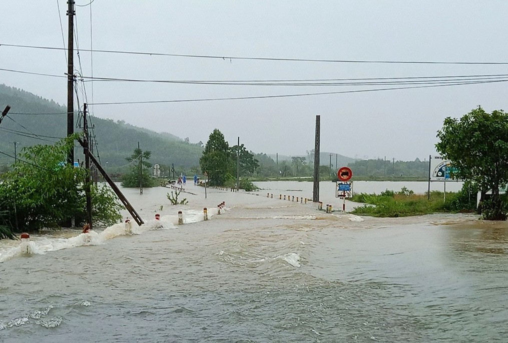Tuyến đường ĐT 611 từ Quế Lộc – Quế Trung bị ngập sâu trong nước.Ảnh MINH THÔNG
