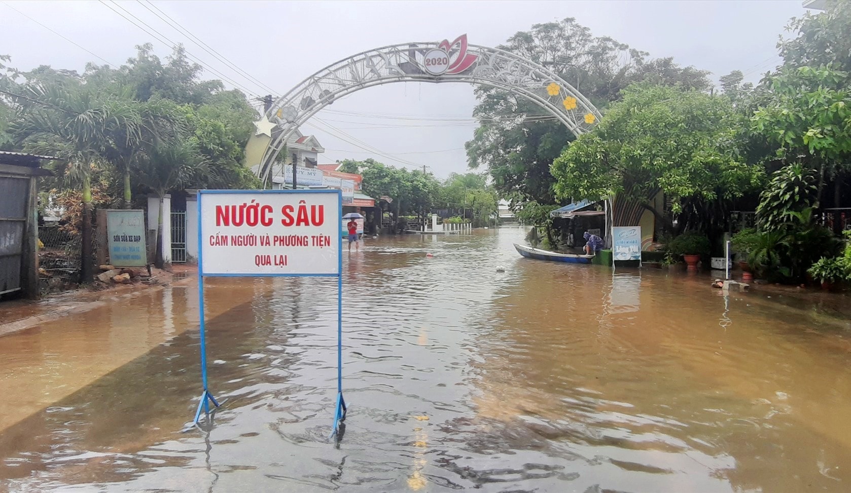 Khu vực giáp ranh giữa 2 xã Duy Trinh và Duy Sơn bị ngập sâu hơn 1m. Ảnh: T.S