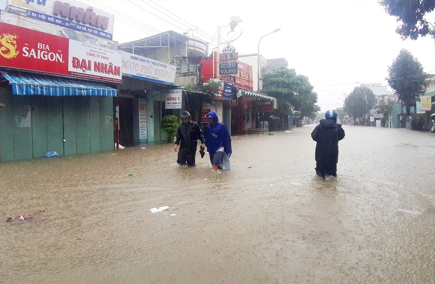 Khu vực Trà Kiệu (xã Duy Sơn) bị ngập nặng, gây khó khăn cho việc đi lại. Ảnh: T.S