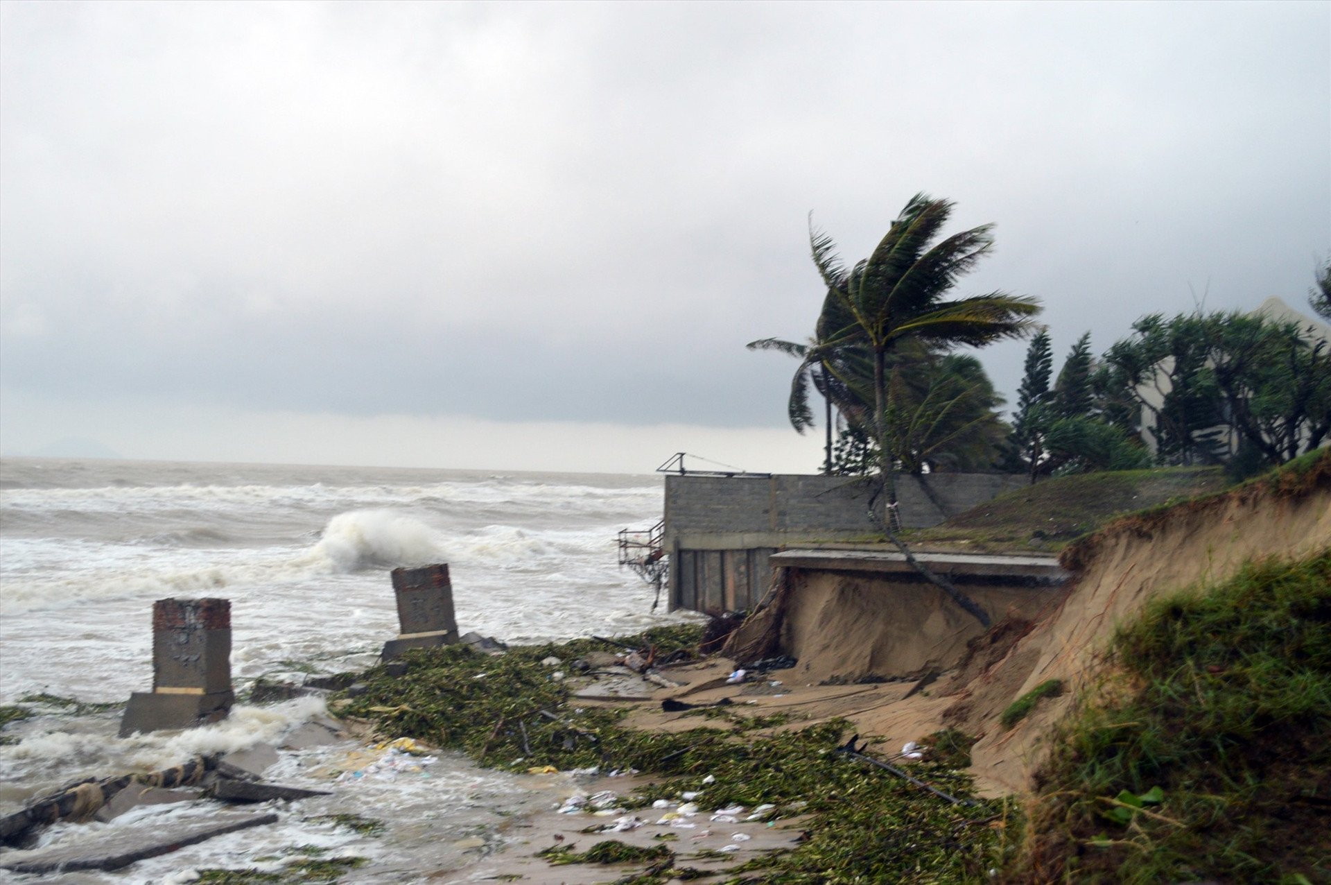 Sóng biển đã ngoạm sâu vào khuôn viên khách sạn Tropical Hội An