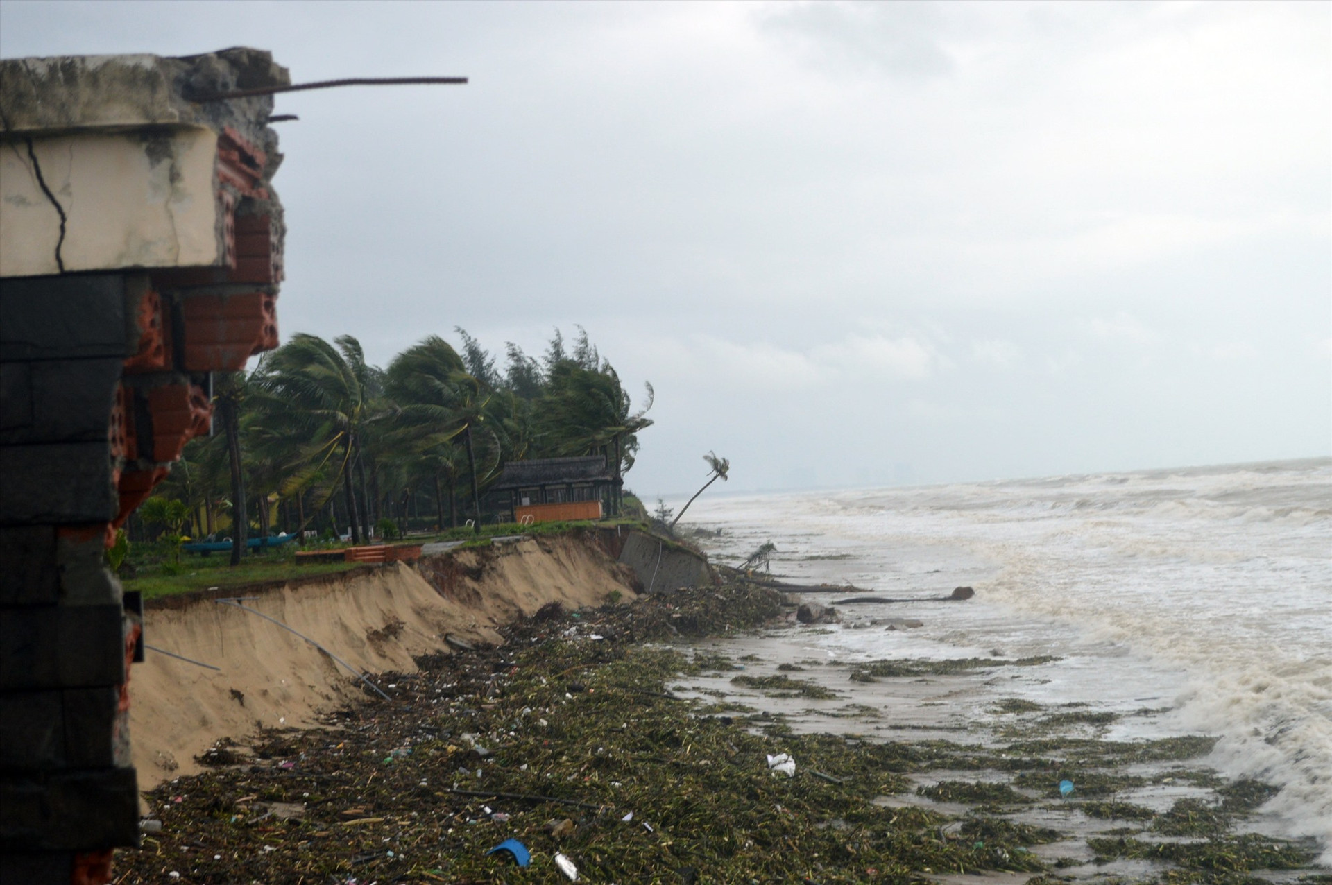 Hàng trăm khối đất đá dã d bị sóng biển cuốn ra xa