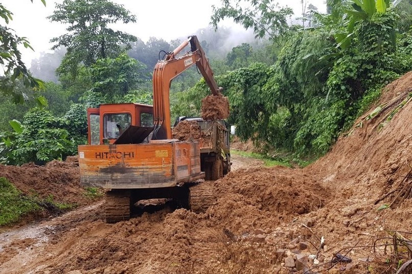 Khắc phục giao thông hư hỏng tại huyện Nam Trà My. Ảnh: HOÀNG THỌ