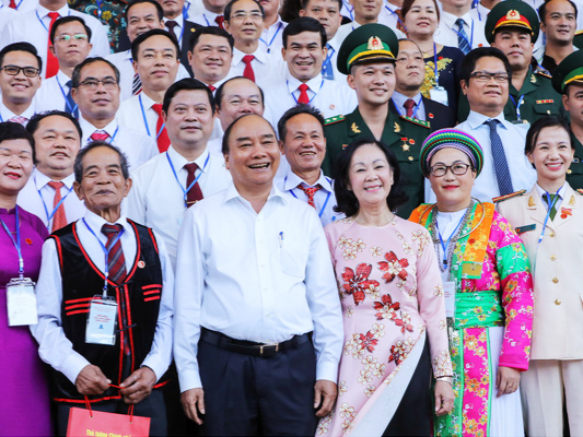 Thủ tướng Nguyễn Xuân Phúc chụp ảnh lưu niệm với các đại biểu điển hình “Dân vận khéo” toàn quốc. Ảnh: TTO